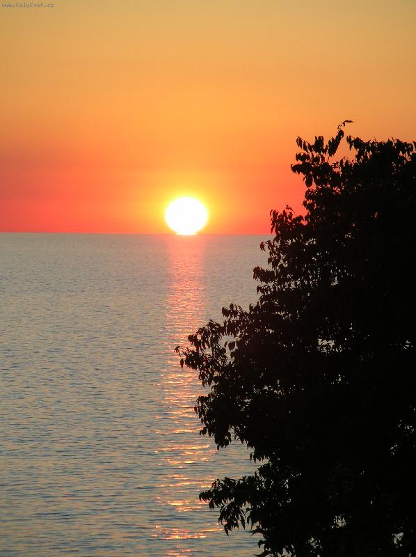 Foto: z�pad slunce nad hladinou