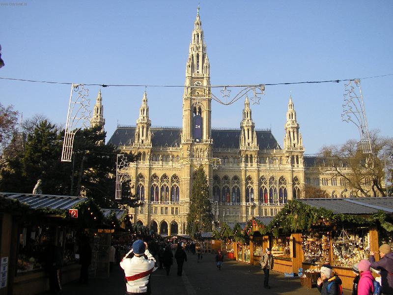 Foto: V�de�-Radnice a p�edv�no�n� trhy