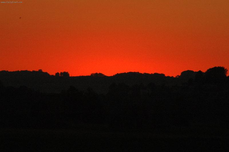 Foto: �erven� a �ern�-z�pad slunce b�va k��...v�t�inou.