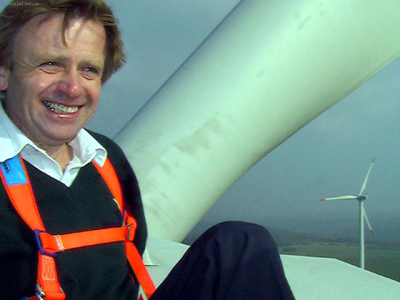 Foto: Opojen� v�trem a v��kou.-Gondola v�tr.elektr�rny-v��.85m-280stup�� �eb��k.