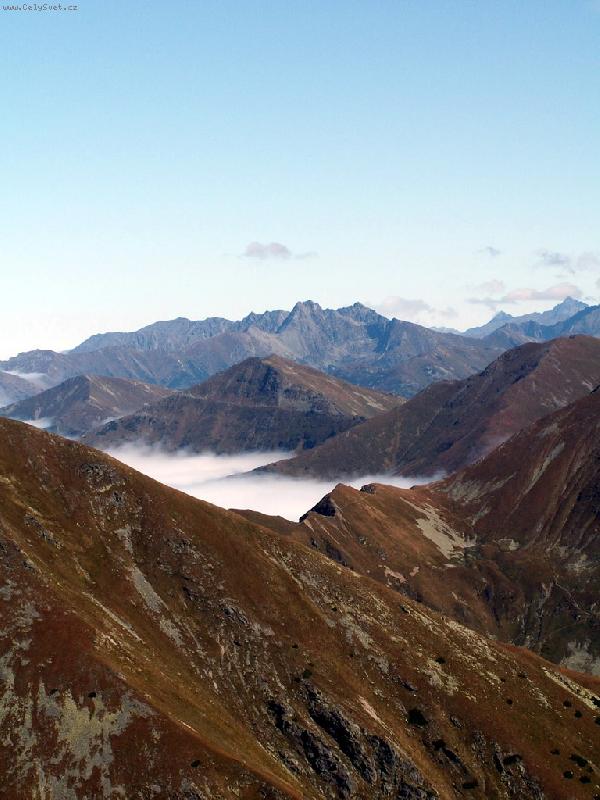 Foto: Pohled do daleka-kousek od Sedla pod Deravou