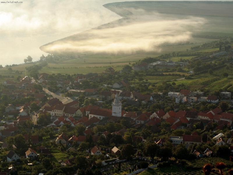 Foto: sv�t�n� nad Pavlovem-pohled z D�v��ch hrad�