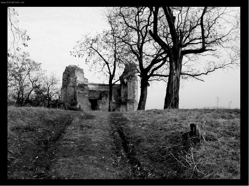 Foto: Co jsme si vybudovali, to jsme tak� zni�ili..-Star� hrad ve Bzenci