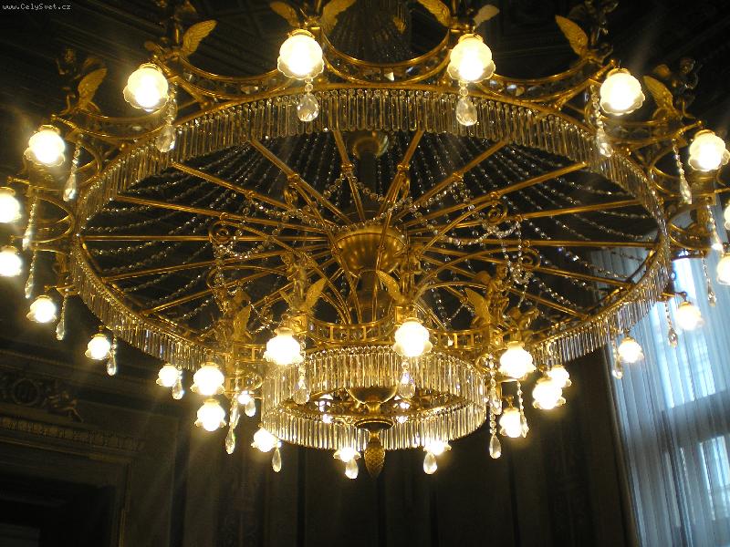 Foto: Lustr v rakousk�m Parlamentu-b�te se sami p�esv�d�it, jak to tam vypad�