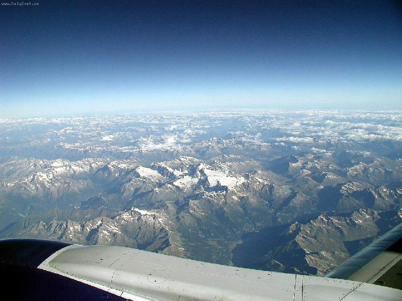 Foto: Alpy z letadla-neuv��iteln� pohled na zasn�en� Alpy