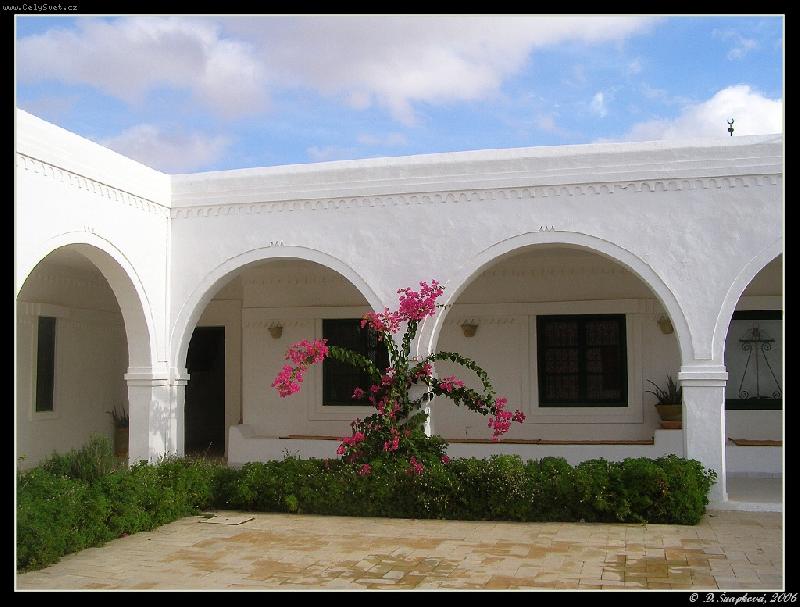 Foto: Tunisk� architektura-Muzeum v Guellale na Djerb�