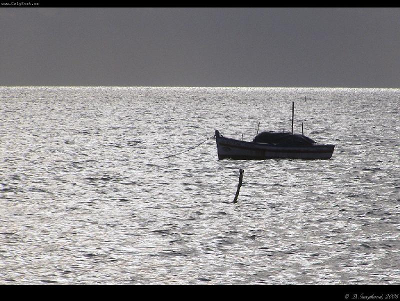 Foto: Lodi�ka na mo�i-R�no p�i v�chodu slunce