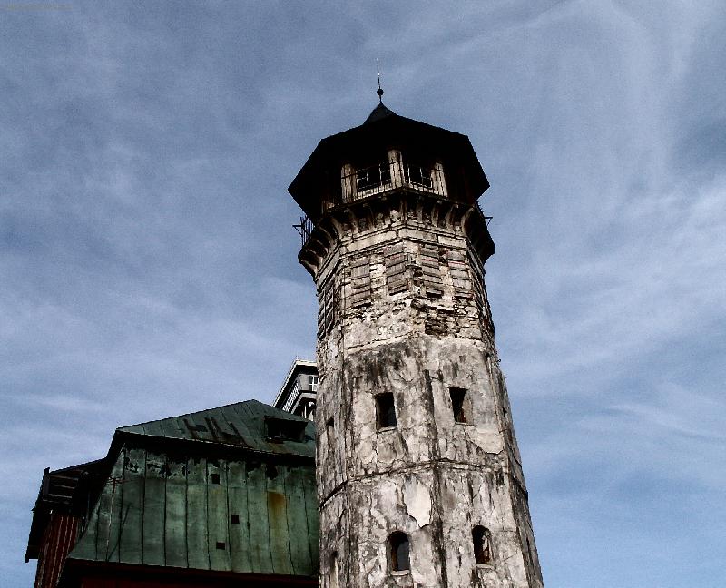 Foto: Kl�novec - rozhledna-Sou�asn� stav rozhledny- vypad� to sp�e jak stra�ideln� z�mek