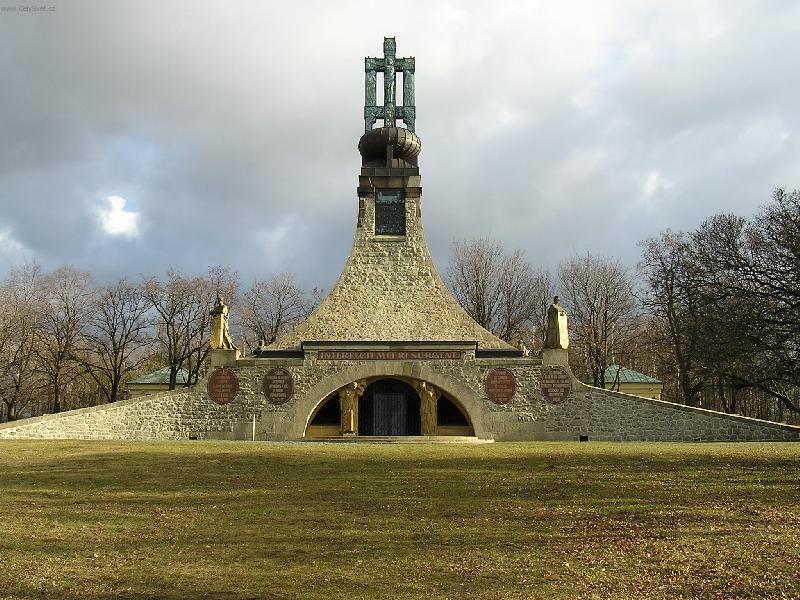 Foto: Mohyla m�ru-zalit� zimn�m sluncem