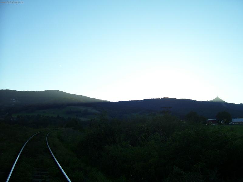 Foto: Letn� ve�er na �eleznici