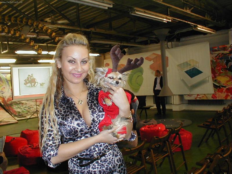 Foto: Fale�n� sob a prav� blond�nka-Pepina na prezentaci reklamy Vodafonu