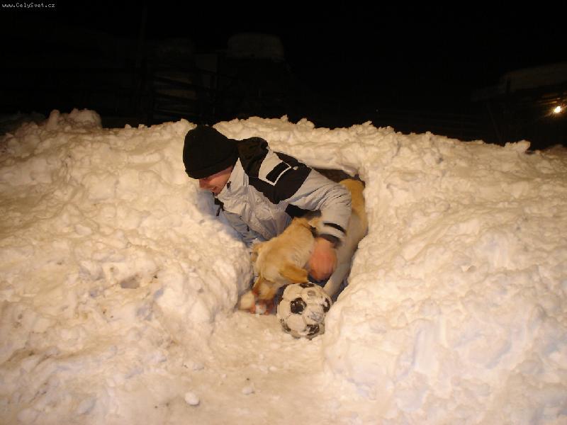 Foto: Kone�n� jsme se t�m tunelem prodrali!-Lucky a Tom v zim�