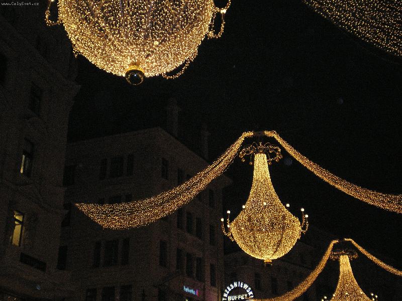 Foto: V�no�n� v�zdoba na ulici Graben ve V�dni-No�n� pastva pro o�i