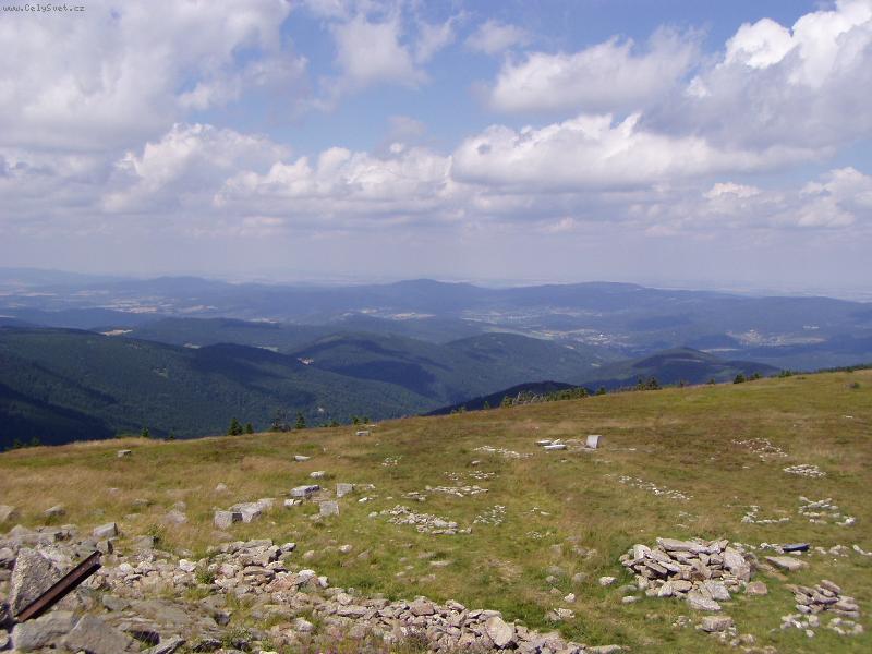 Foto: vyhled z Kralickeho Sn�n�ku-Museli jsme tam vystoupat a je krasny vyhled