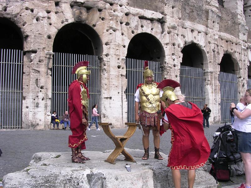 Foto: SOS-sc�na z v�letu pana Brou�ka tentokr�t do st�edov�k� It�lie