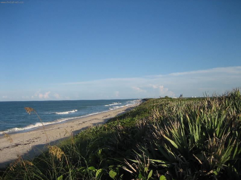 Foto: Cape Canaveral, Florida-N�dhern� lidupr�zdn� pl�, v pozad� Kennedy Space Center