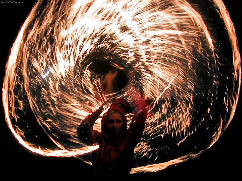 Foto: Ohniv� show-..poctiv�ho nic nep�l�..