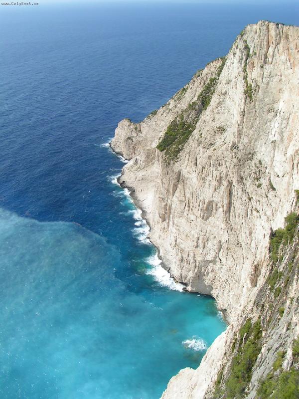 Foto: Zakynthos-Sk�ly vedle Navagio pl�e.... a ta voda :-)