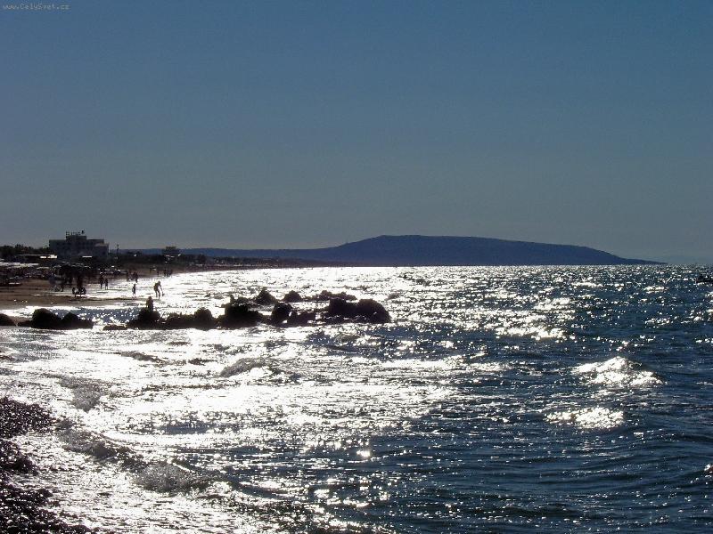 Foto: slunce odr�ej�c� se ve vln�ch