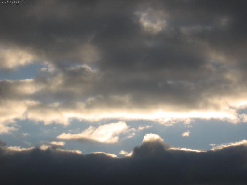 Foto: mraky...z�hadn� sv�tlo a tma aneb konec sv�ta p�ich�z�?-hmmm docela zaj�mav� :D