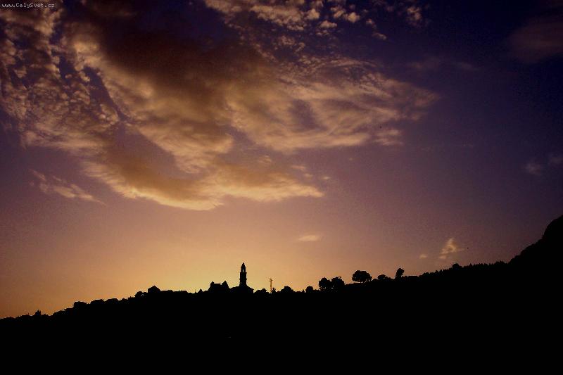 Foto: Igrane,malebn� m�ste�ko na konci Makarsk� rivi�ry