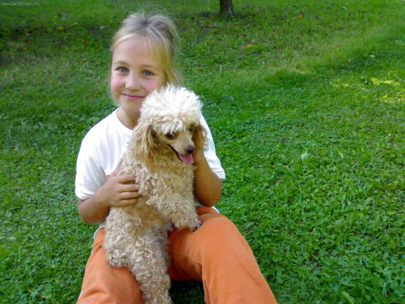 Foto: Ane�ka a pudl�k-na zahr�dce