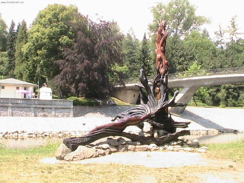 Foto: Socha �eny ukazuj�ci na velikost vody p�i z�plav�ch