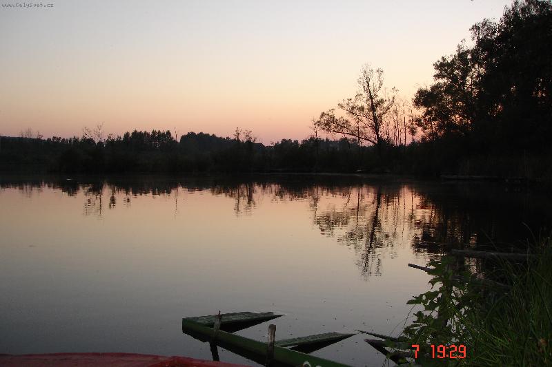 Foto: Romantika u rybn�ka :-)-Ve�er u rybn�ku ,,Pinky,,