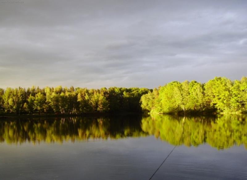 Foto: Ryba�en� na Mrhalu-klid p�ed bou�kou