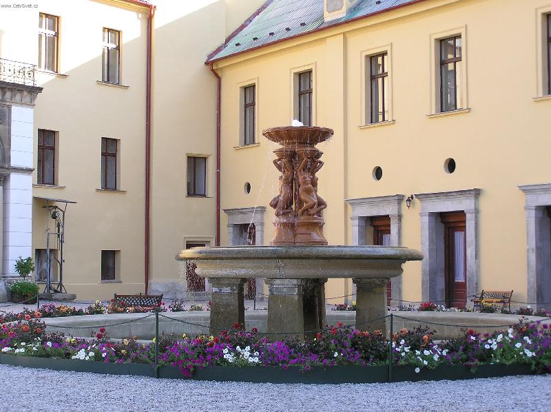 Foto: z�mek Zbiroh - n�dvo�� s ka�nou-Zbiro�sk� z�mek