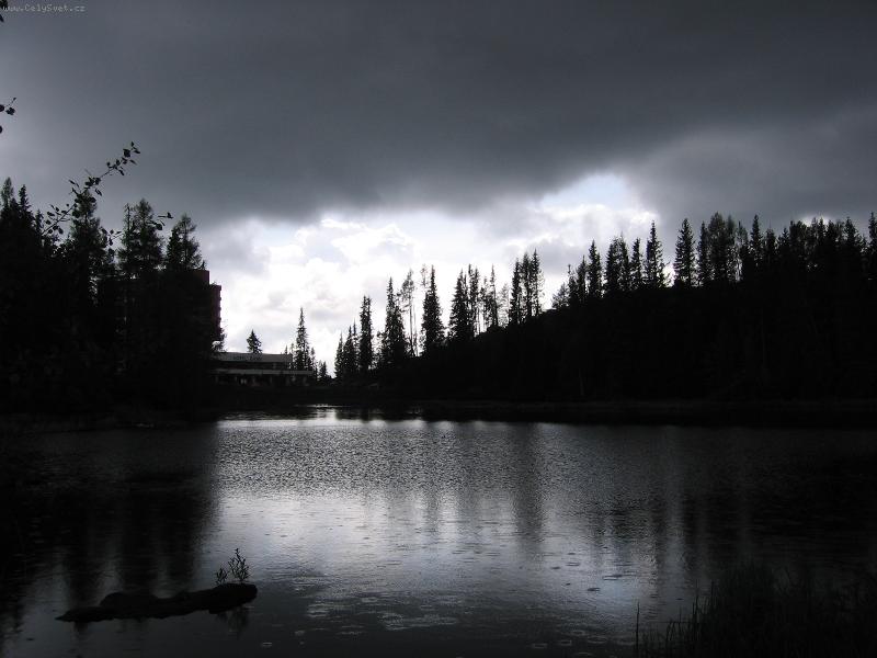 Foto: Klid p�ed bou��-N�dhern� pleso v Tatr�ch t�sn� p�ed bou�kou