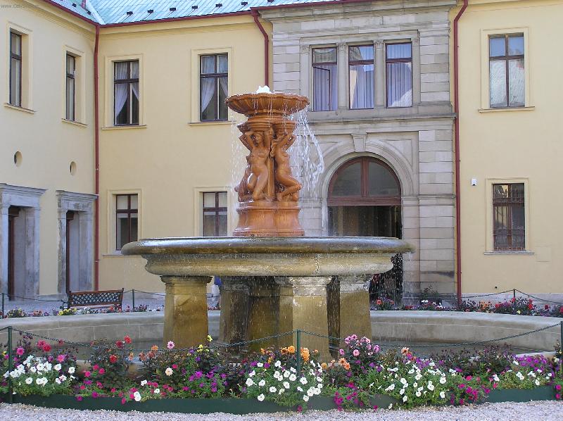 Foto: Zbiroh - z�mek-ka�na na n�dvo��