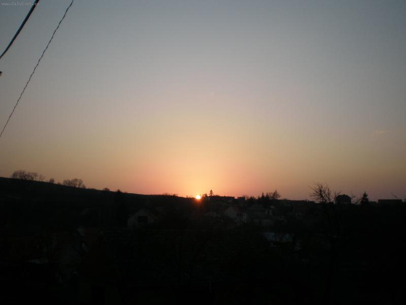 Foto: Z�pad slunce nad moravskou vesni�kou