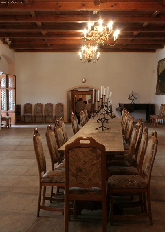 Foto: Ke stolu!-S�l na hrad� Loket