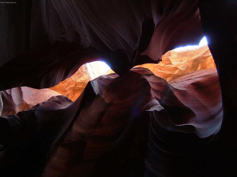 Foto: Symbi�za sv�tel, st�n� a barev-Antelope canyon v Arizon�