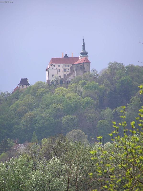 Foto: Sedl�ansko - Vysok� Chlumec-fotografov�no ze silnice (cca 2km)