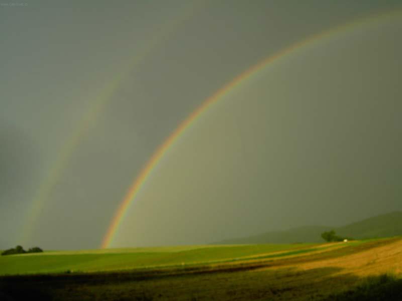Foto: Duha duhu mine-dv� duhy nad krajinou po de�ti