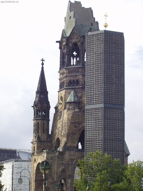 Foto: Zbombardovan� kostel v Berl�n�-zaj�mav� expozice