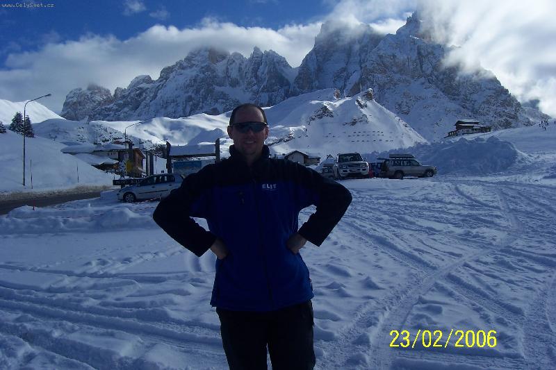 Foto: Dolomity -kr�sn� prost�ed�- Tady le�� (stoj�) m�j tatka a za nim nadherna priroda Dolomitu v Italii