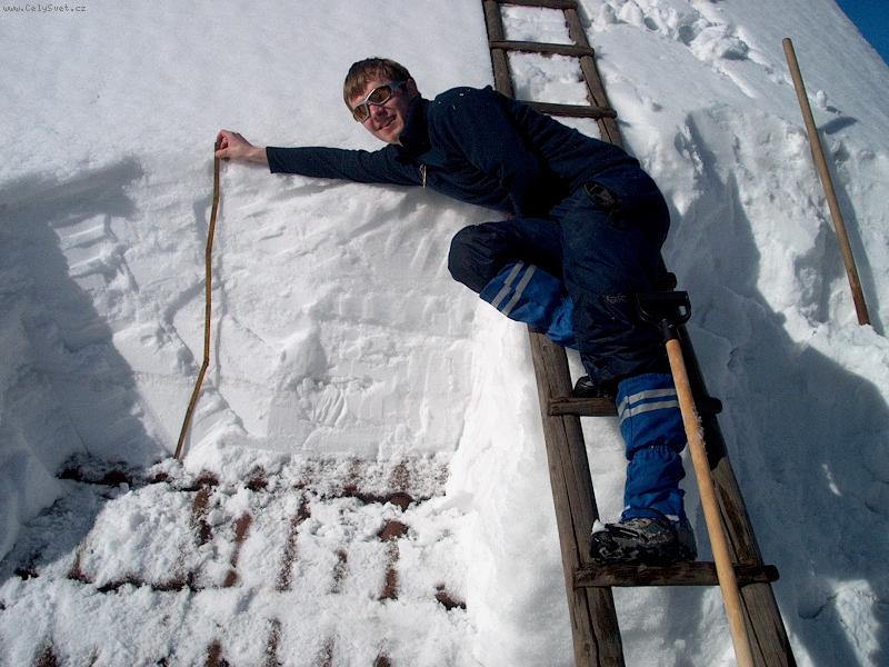 Foto: leto�n� sn�h-tak na st�e�e jsem m�li asi metr sn�hu
