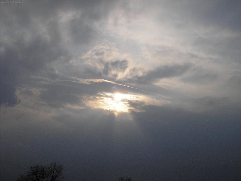 Foto: Slun��ko slun��ko popojdi mali�ko :o))-moje prvn� fotka moj�m nov�m fotoapar�tem tak�e nezvyk ale douf�m �e to ujde