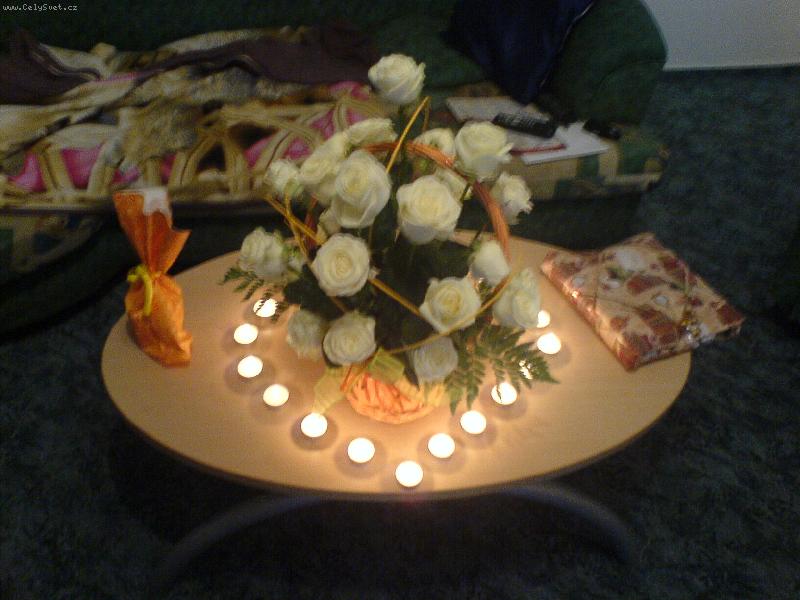 Foto: 22 n�dhern�ch b�l�ch r��� pro Evi�ku . . .-. . . k jej�m 22. narozenink�m. Od K�j�ka