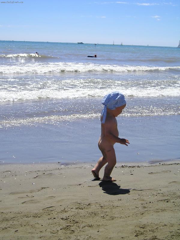 Foto: Proch�zka po pl�i