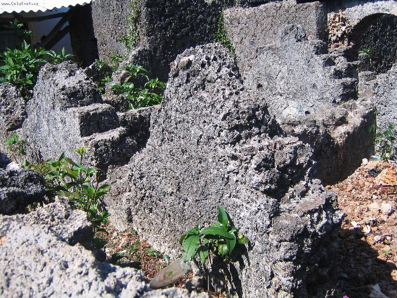 Foto: h�bytov s kor�lov�mi pomn�ky