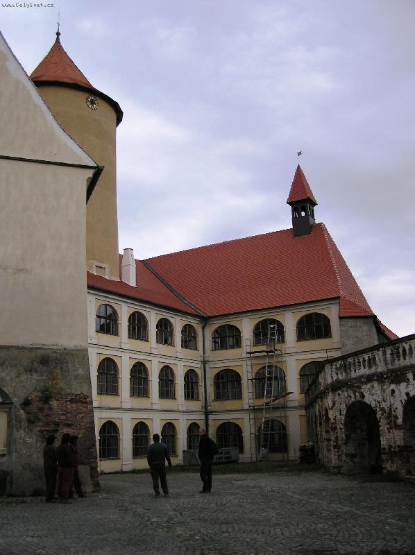 Foto: Cestov�n� po zem�ch �esk�ch-hrad Veve��