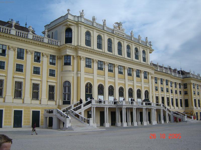 Foto: Sch�nbrunn-pohled na z�mek ze zahrady