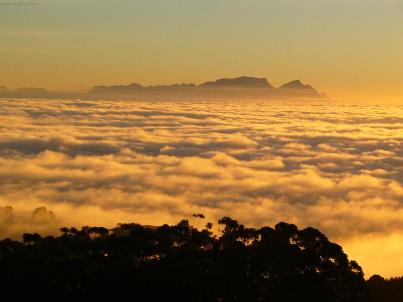 Foto: Stolova hora v mlze-Pri zapadu slunce, mlha se vali