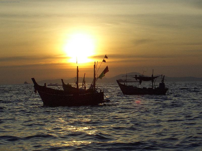 Foto: z�pad slunce nad Pattayou v Thajsku-ve�ern� proch�zka u mo�e