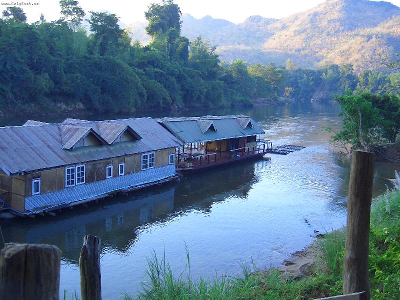 Foto:  "hot�lek" na �ece v Kanchanaburi v Thajsku