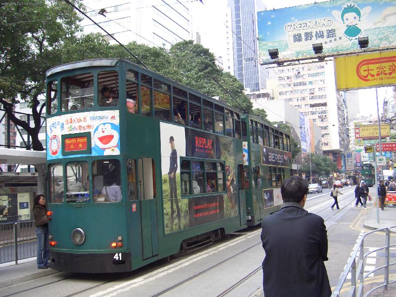 Foto: p�kn� j�zda po Hong Kongu tramvaj� za 2 HKD ( cca 6 K� )-nen� nic p��jemn�j��ho ne� v no�n�ch hodin�ch jezdit po Hong Kongu touto tramvaj� . . . .